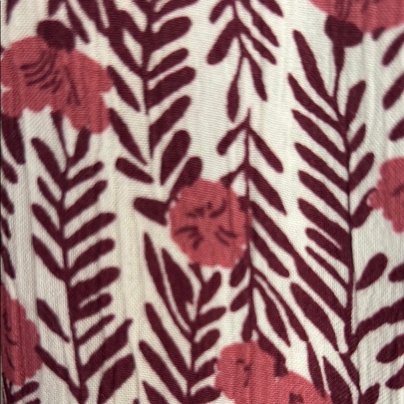 Style and Company New shirt size Large . Beautiful florals in red and cranberry. - Picture 3 of 4